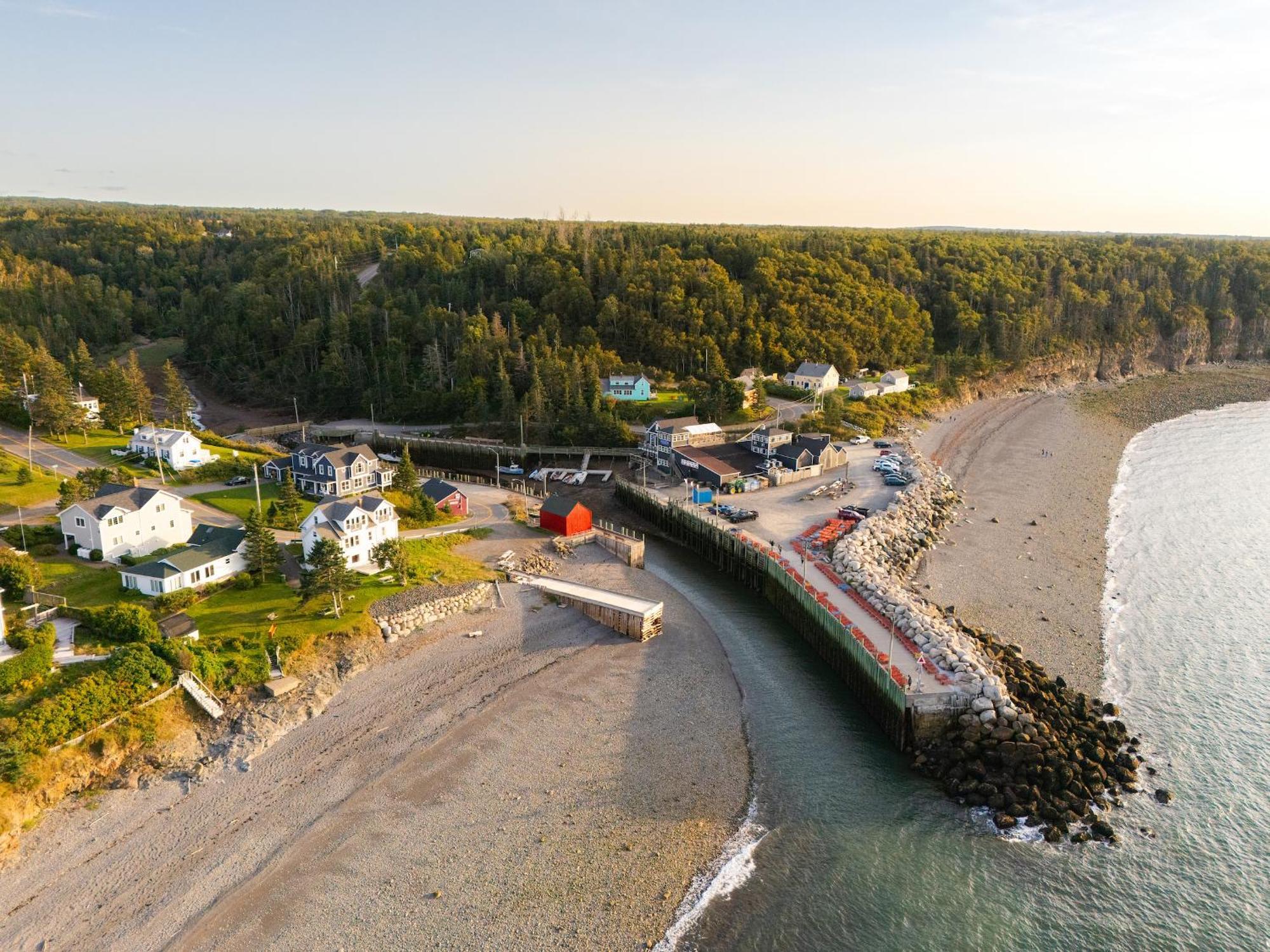 Tides Inn Guest Suites Halls Harbour Екстер'єр фото